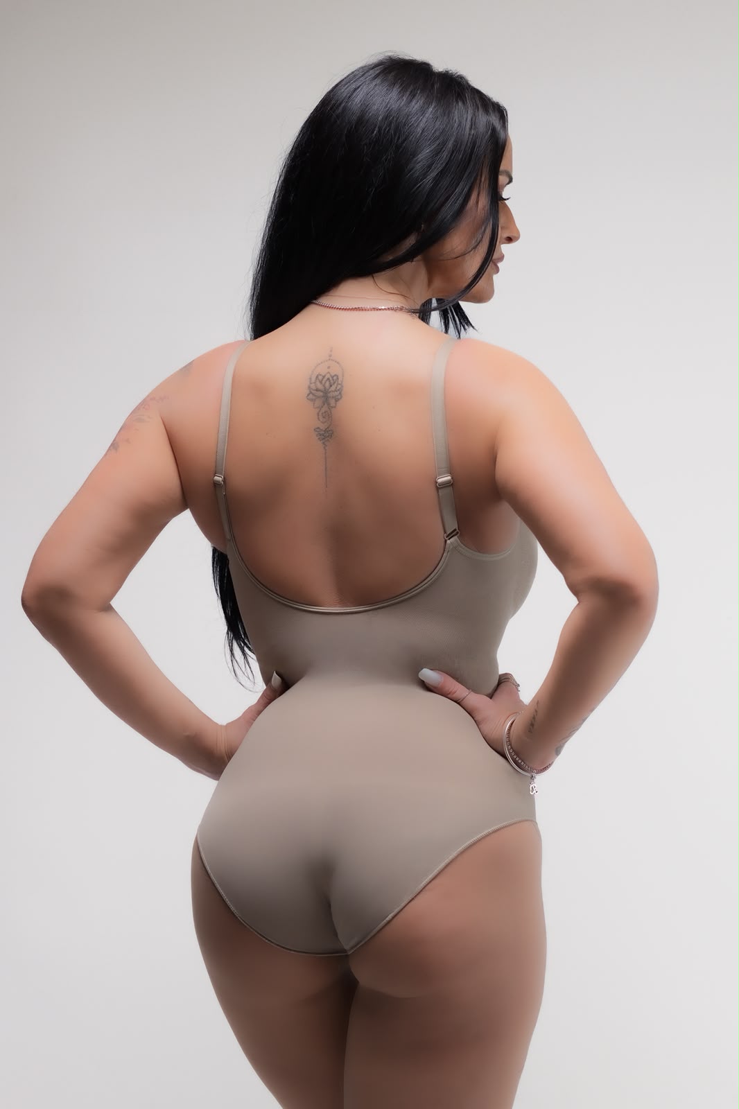 Body cu spate decupat